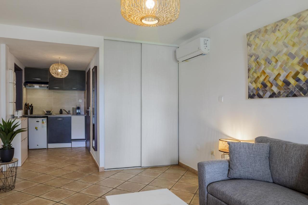 Le Saint-Gilles - Studio A St-Gilles-Les-Bains - Situe Dans Residence Privee Avec Piscine Eksteriør billede